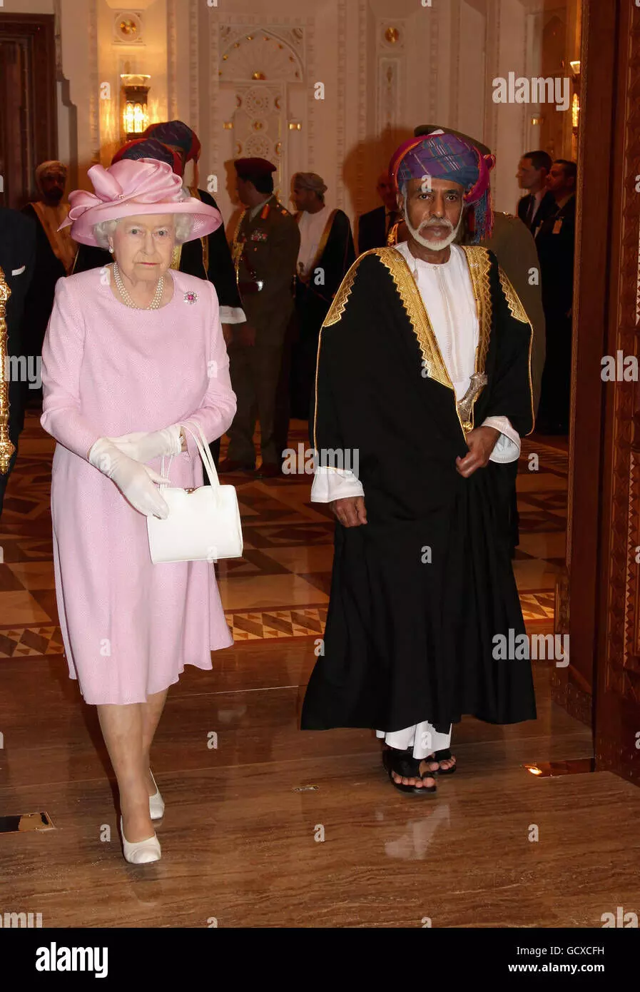 Queen receives sultan of Oman