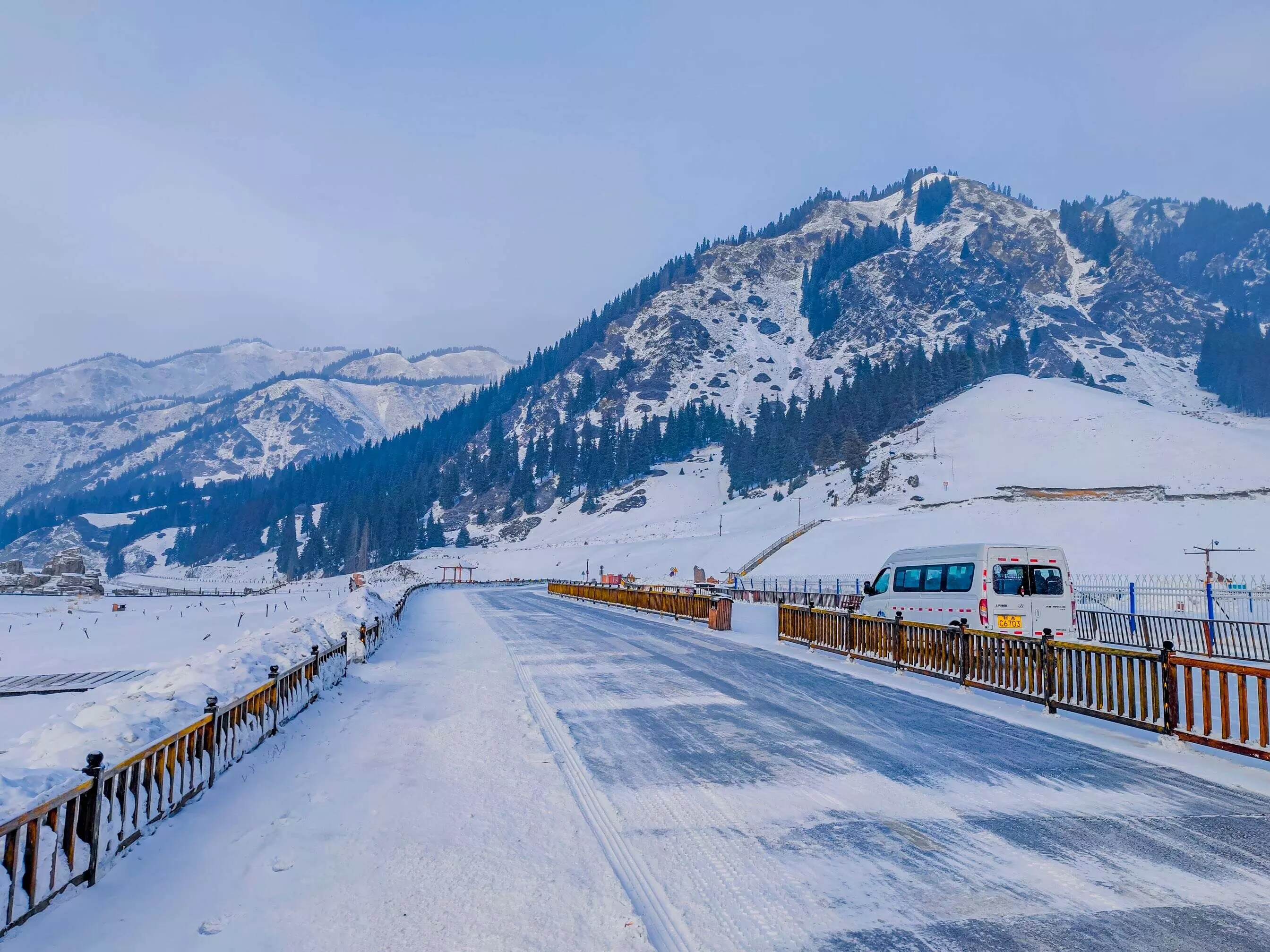 Amazing Xinjiang: Ice, snow tourism booming in Xinjiang