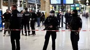 Several hurt in Paris train station knife attack