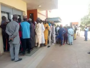 A Crowd of people at Guarantee Trust Bank, Birnin Kebbi on Monday waiting to get entry into the bank premises for new Naira notes or deposit old notes.