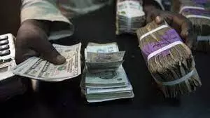 Naira falls to N461.50 against dollar