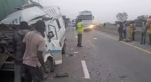 2 die after driver hits truck on Lagos-Ibadan expressway