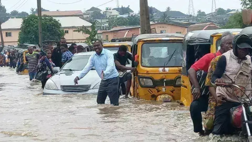 Flood overruns bridge in Lagos community