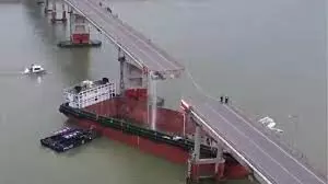 2 die as ship causes bridge collapse